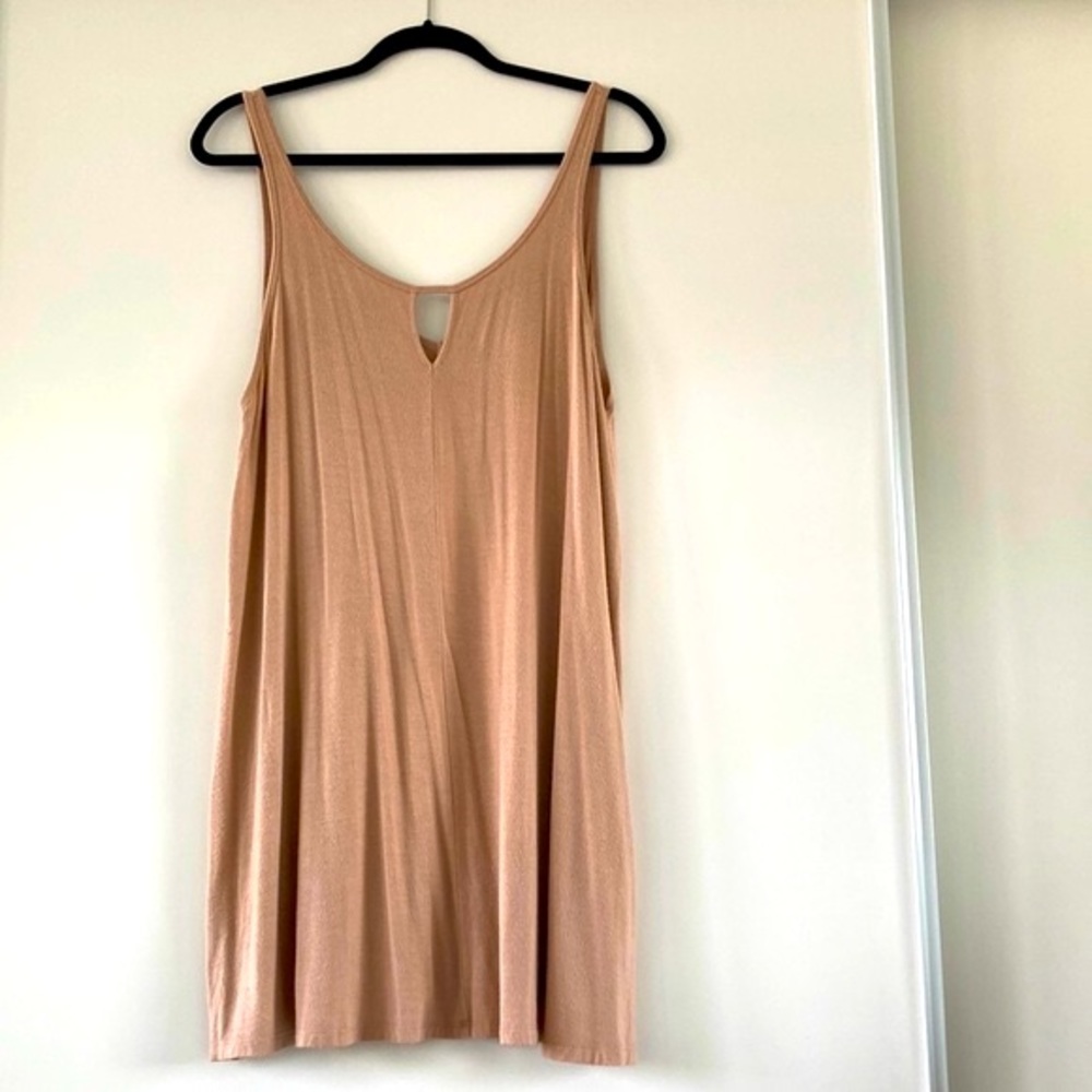Lightweight dress with keyhole